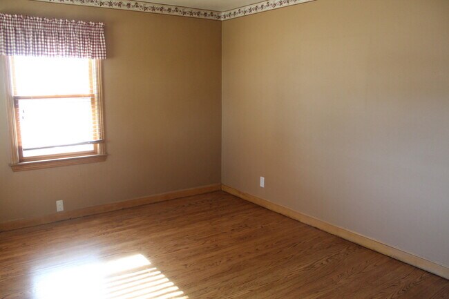 Building Photo - 1359 S 115th St