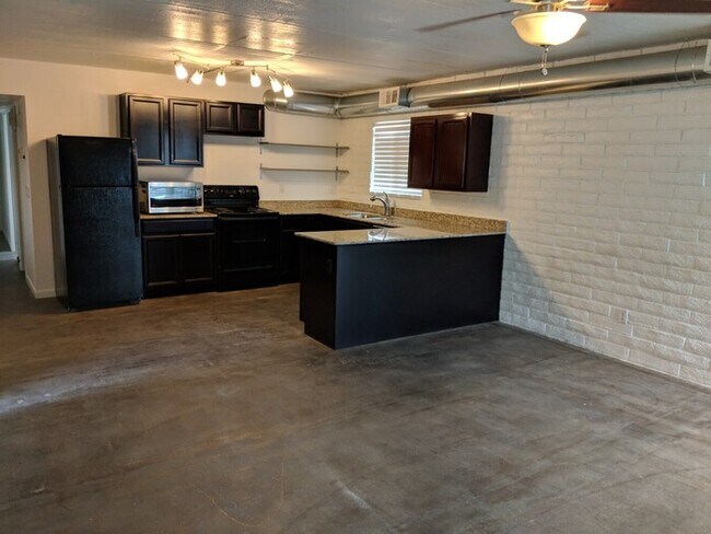 Building Photo - 1835 E Don Carlos