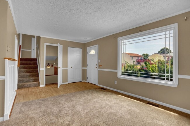 Foto del edificio - Spacious 4-Level Home with Deck, Workshop ...