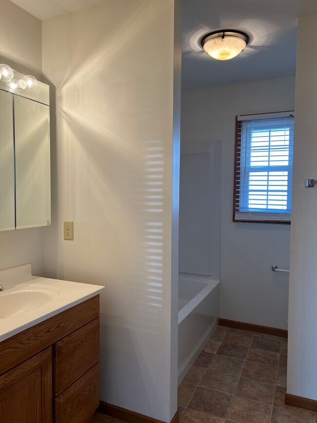 Building Photo - 3 Bedroom, 2 Bath Single Family Home in St...