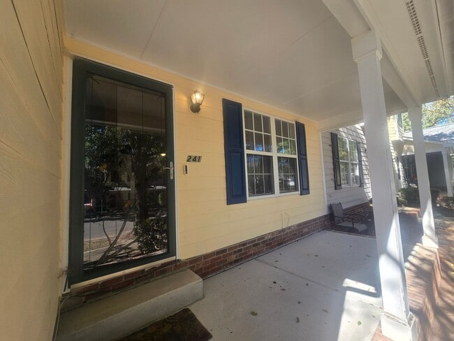 Building Photo - Super Cute Renovated End-Unit Loft Townhome in Arbor Creek!