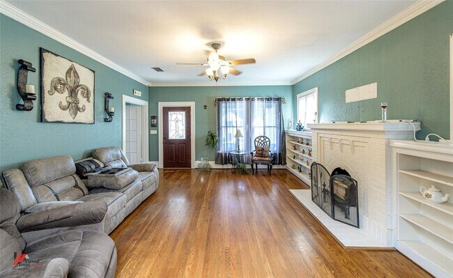 Building Photo - 544 Gladstone
