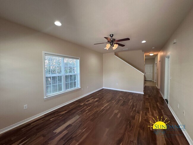 Building Photo - Stunning  3 Bedroom Townhouse in Fort Walton