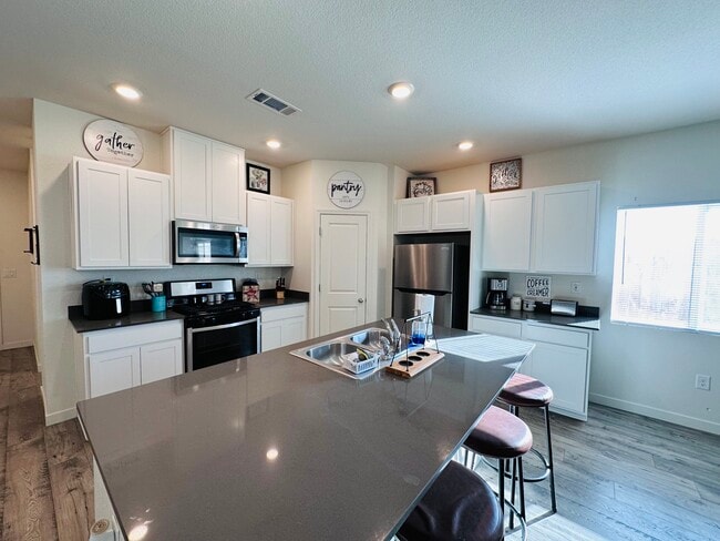 Foto del edificio - 950 Kathryn Ct