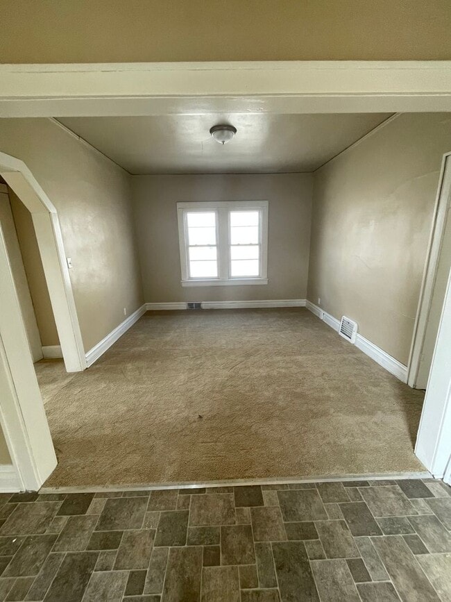 Building Photo - HUGE 4 Bedroom Apartment