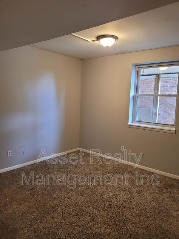 Building Photo - 805 Flanders Ln NW