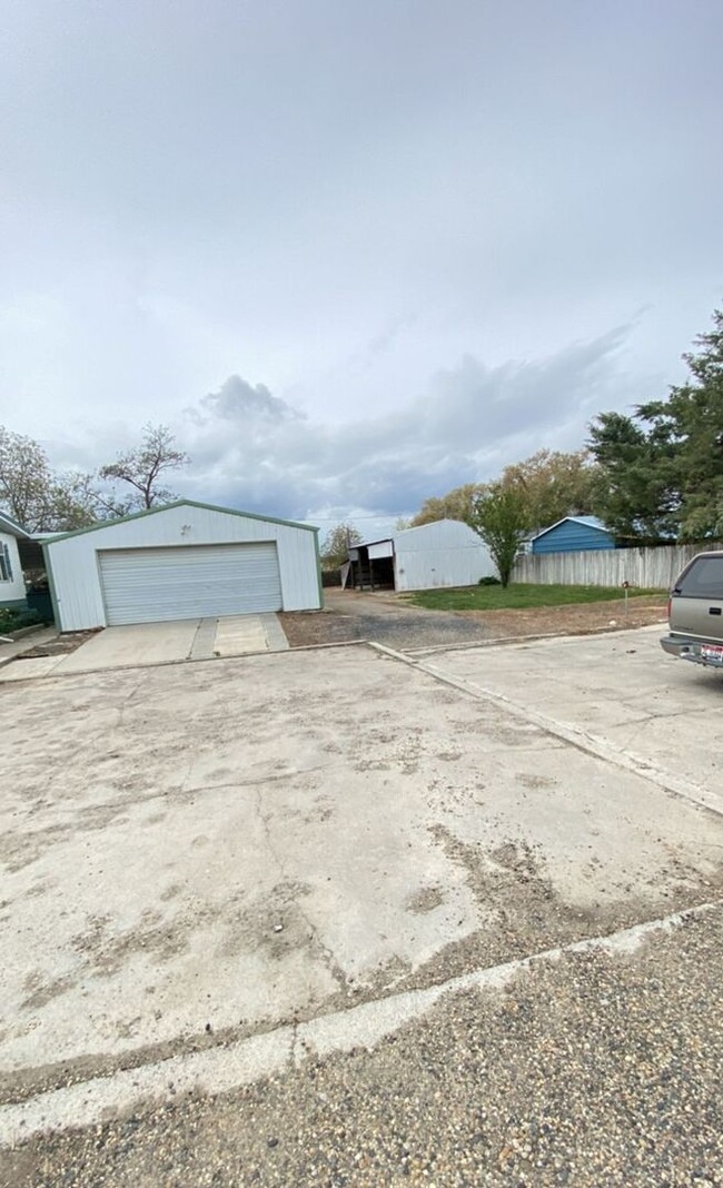 Building Photo - Great Little Home Out Of Town With Lots To...