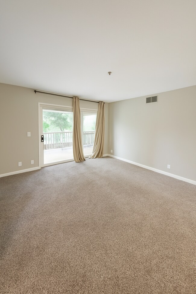 Foto del edificio - MOVE-IN READY – 1-BEDROOM CONDO IN TUSTIN ...