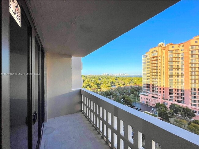 Building Photo - 90 Edgewater Dr
