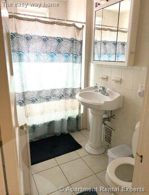 Building Photo - Medford Square 2BR - Spacious Unit - Great...
