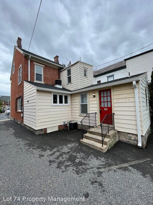 Building Photo - 2 br, 1.5 bath House - 320 W. Broad St.