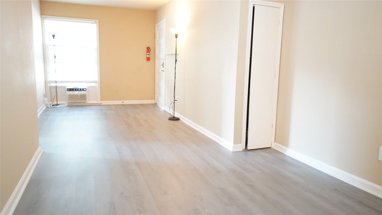 Foto principal - 2431 Shakespeare St
