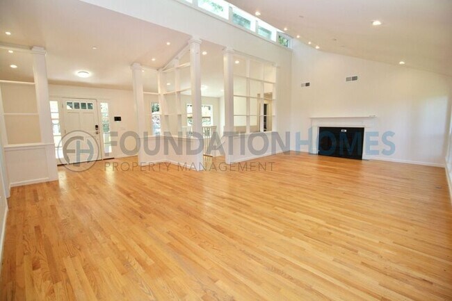 Foto del edificio - 309 Crown Rd