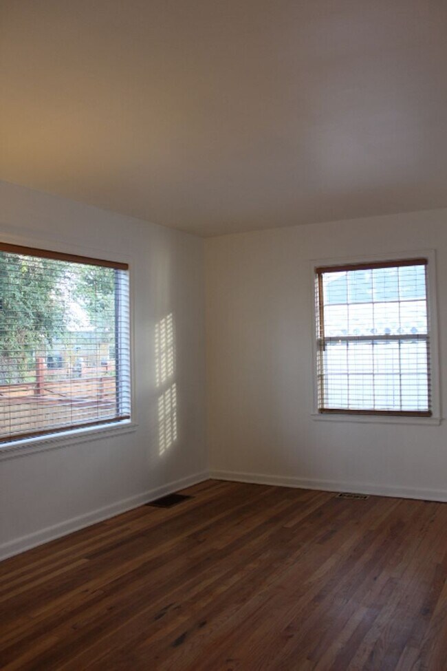 Building Photo - Charming 3 BR/1 BA  Home located In Villa ...