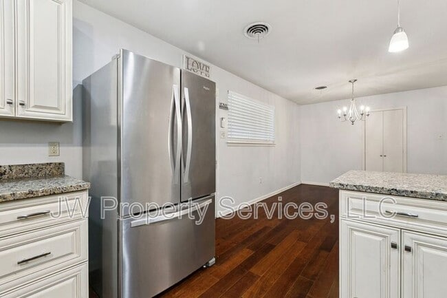 Foto del edificio - 2455 Mercedes Blvd