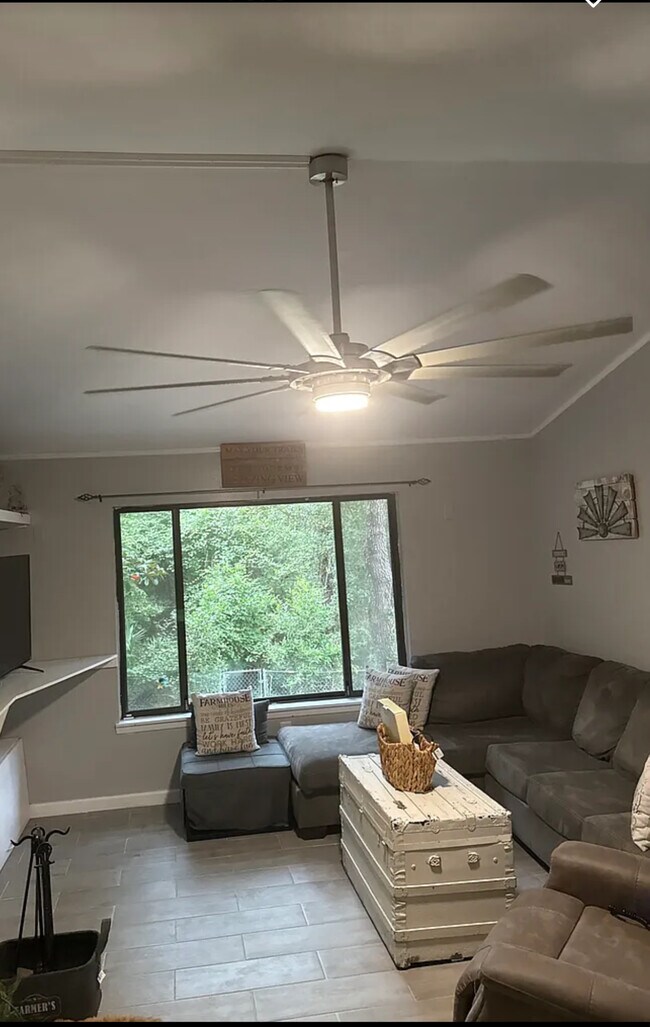 Sala de estar con televisor seccional, ventilador de techo extragrande y vistas magníficas - 109 Cedar Ridge Way