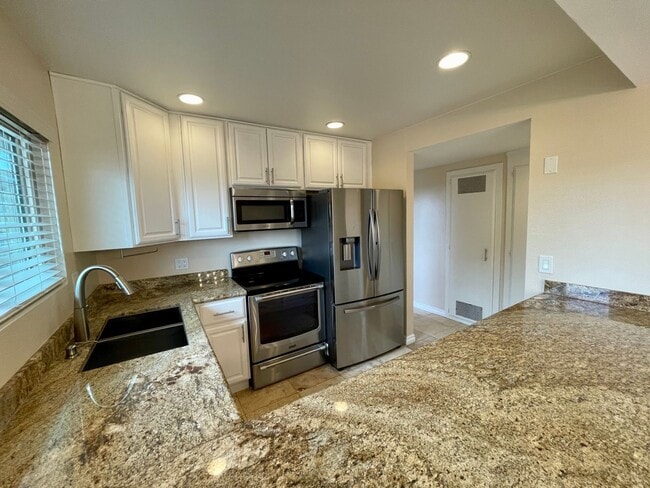 Building Photo - Great 2B/2BA Condo in Oceanside w/ Garage ...