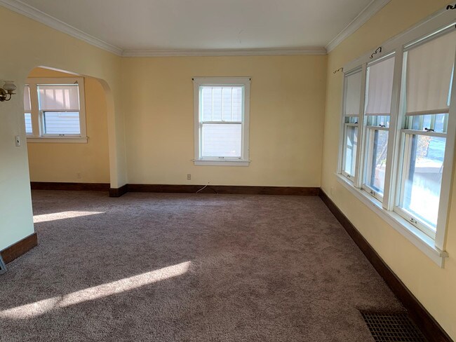 Building Photo - Brick Bungalow Near Glen Oak Park