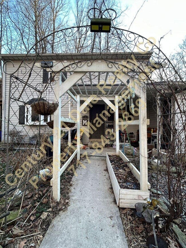 Foto del edificio - Large 3 Bedroom, 2 Bath Pet friendly home with off street parking and a 600sqft detached garage