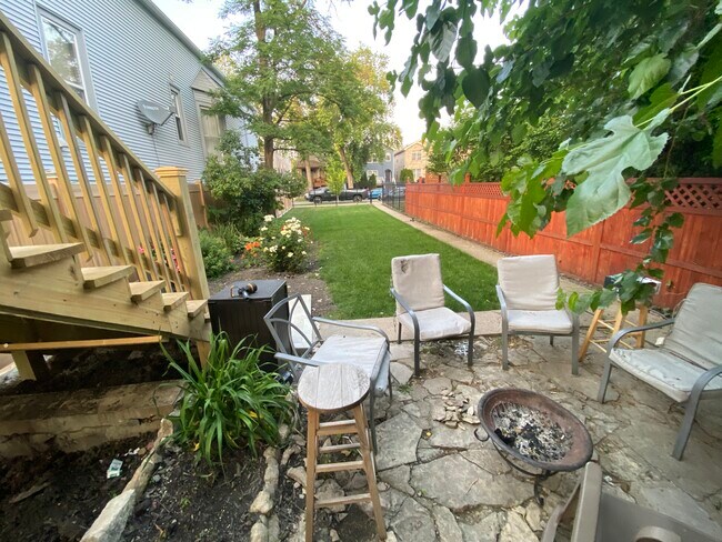 Large front yard with room for patio furniture & grill - 1916 N Sawyer Ave