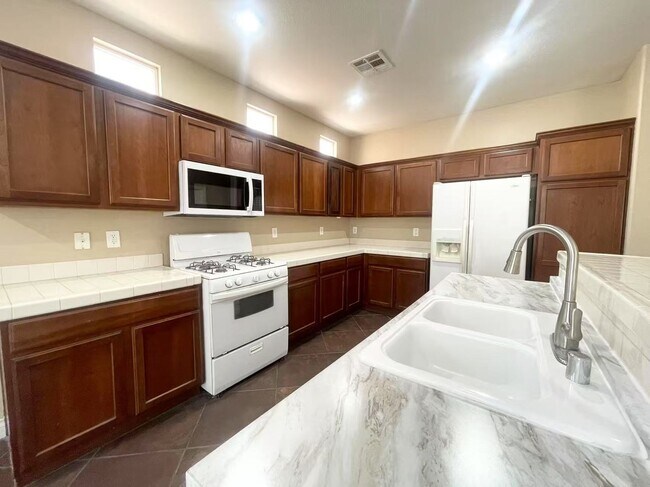 Building Photo - Spacious 3-Bed Home in Mountains Edge with...