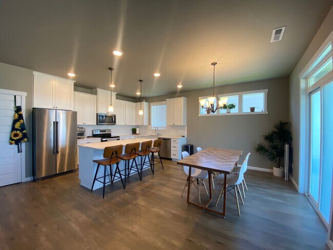 Foto del edificio - Beautiful 3-Bedroom Home with Covered Rear Patio-Cheney Available for a September 10th Move in!