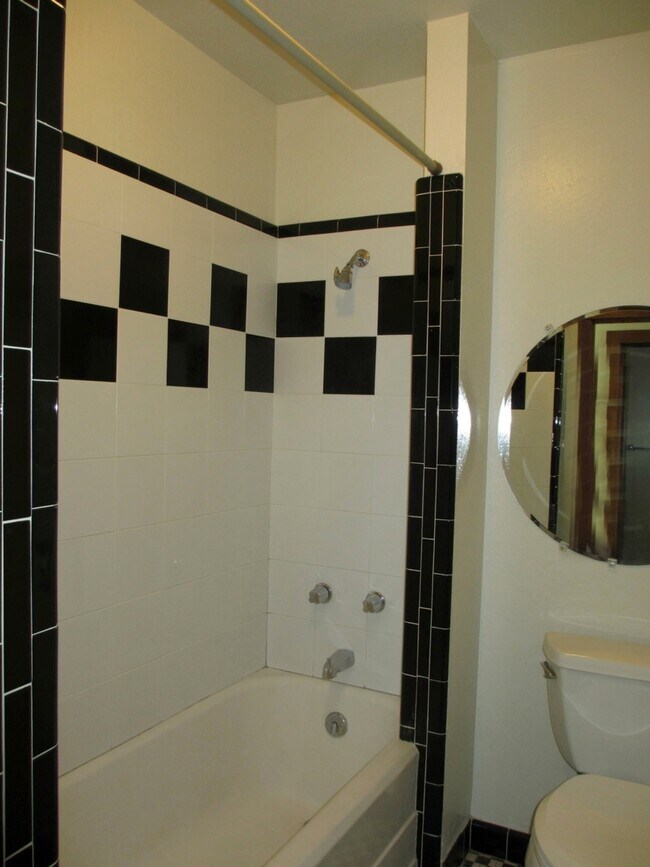 Foto del edificio - ROOMMATE NEEDED!!!  Beautiful  5+ Bedrooms...