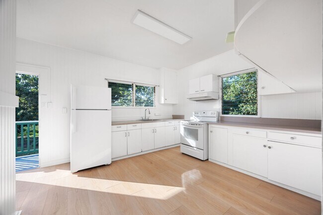 Foto del edificio - Newly Renovated Waialua Home on 1 Acre w/ Mountain Views – Pets Welcome