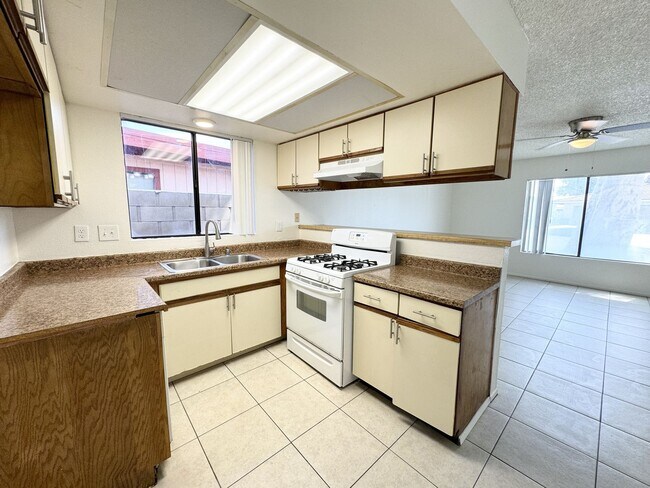 Foto del edificio - AVAILABLE NOW!!! 2 Bedroom / 2 Bath Apartment in Cathedral City!