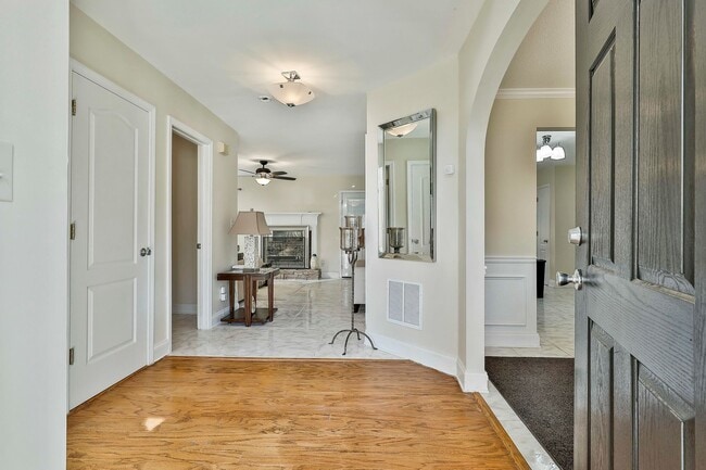 Foto del edificio - Fully Furnished 4 Bedroom with Internet Included!