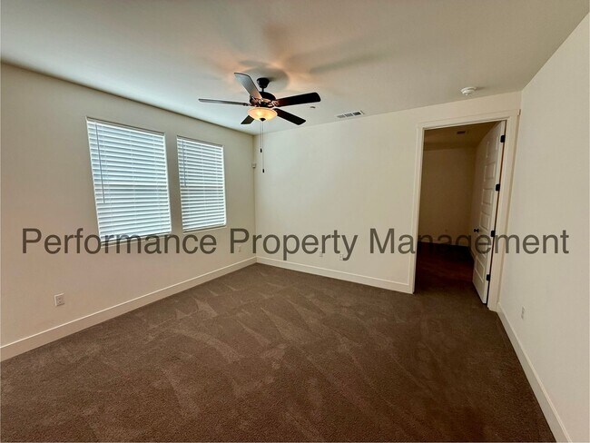Foto del edificio - Gorgeous 4 Bed/2 Bath SW Bakersfield Home ...