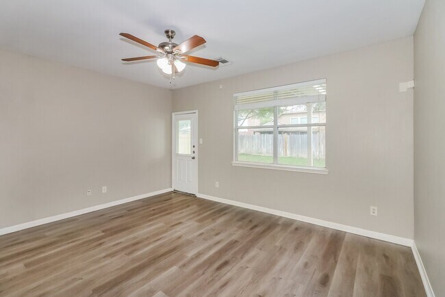 Foto del edificio - 6015 Starbrook Creek Dr