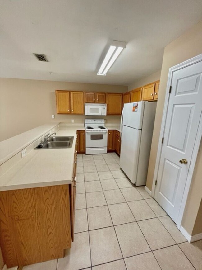Foto del edificio - Nice 2 Bedroom 2.5 Bath 1 Car Garage Townh...
