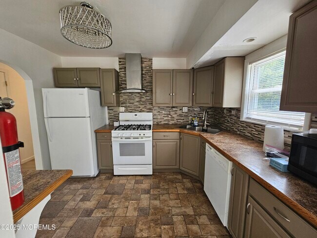 Building Photo - 204 Mill Creek Dr