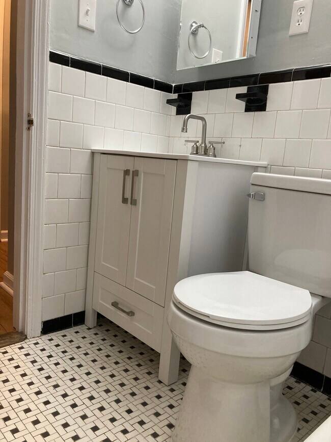 Foto del edificio - 613 Hamlin St NE