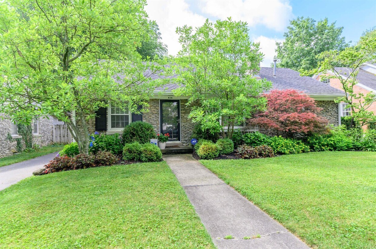 Primary Photo - 434 Queensway Dr