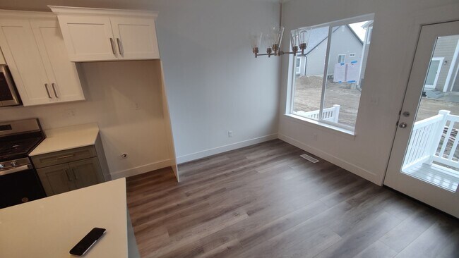 Building Photo - 4 Bed Town Home for Rent in Riverton