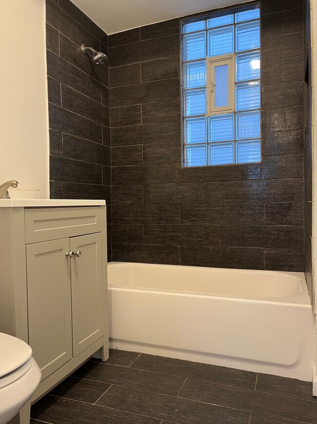 Building Photo - 5115 N Western Ave