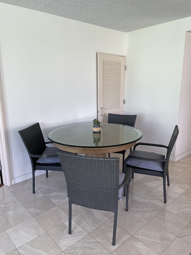 Juego de comedor. - 2500 Kalakaua Ave