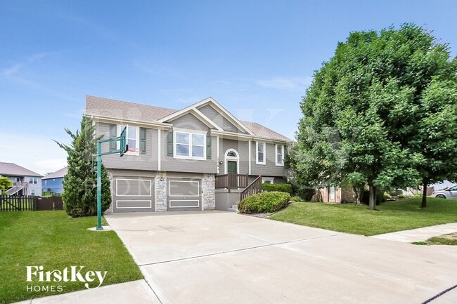 Building Photo - 10216 N Lewis Ave