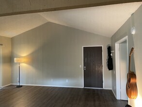 Building Photo - 960 E Bonita Ave