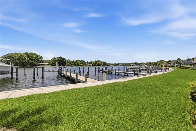 Foto del edificio - 2424 W Tampa Bay Blvd