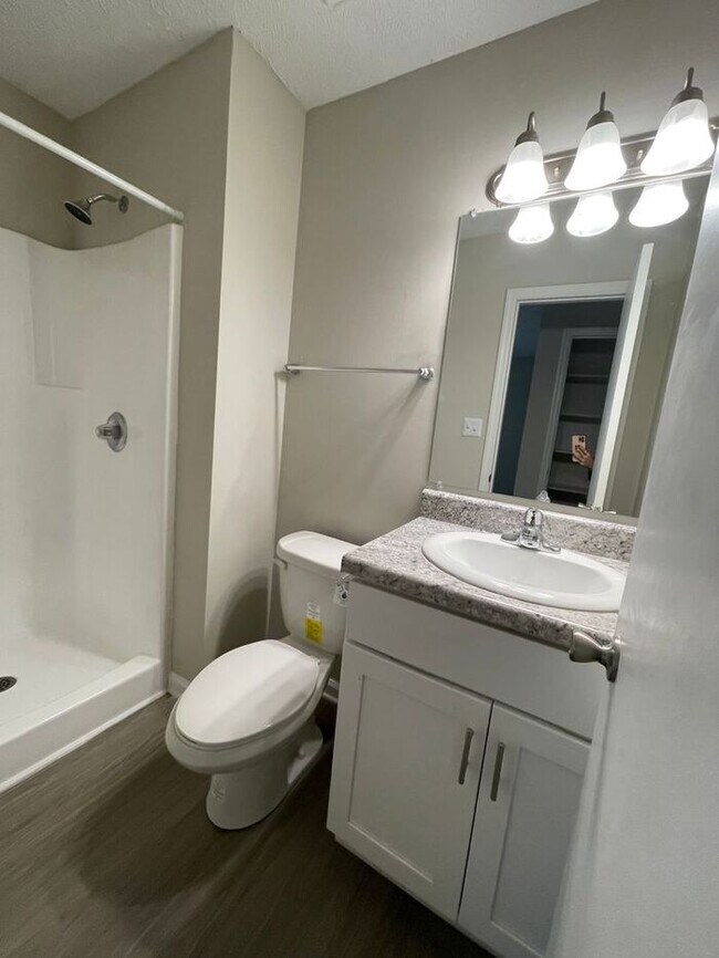 Building Photo - Charming Garden Style Apartment in Hope Mi...