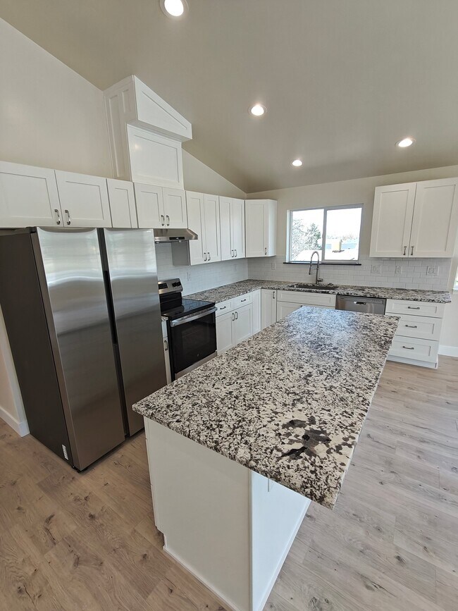 Building Photo - 6662 Highland Dr