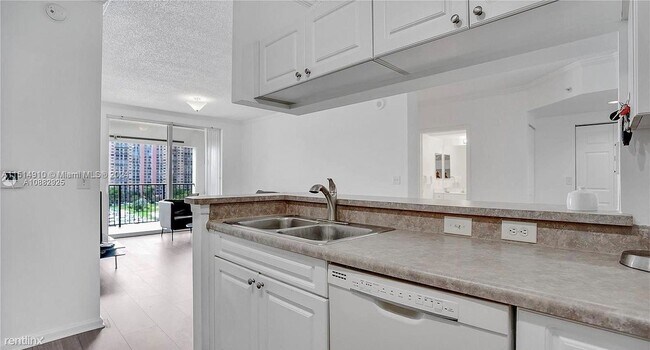 Foto del edificio - 2 br, 2 bath Condo - 17150 N Bay Rd Apt 2808