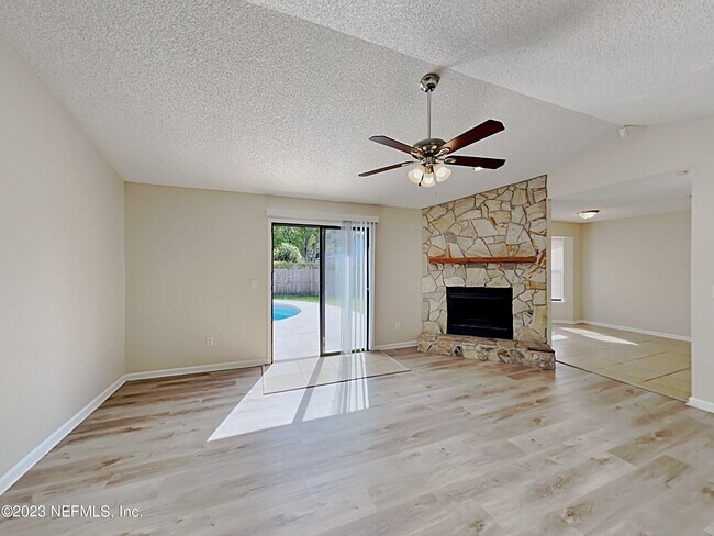 Foto del edificio - 7863 Collins Ridge Blvd