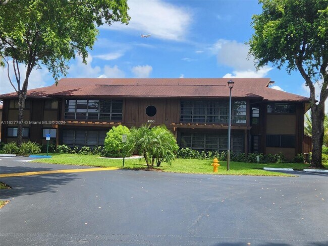 Foto del edificio - 4950 NW 102nd Ave