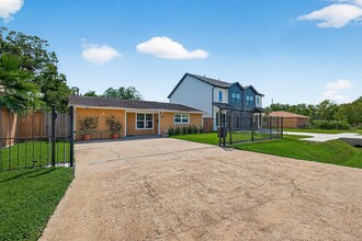 Building Photo - 9225 Ashville Dr