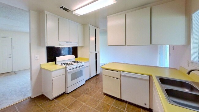 Building Photo - 3 Bedroom, 2 Bathroom Home Located by UCR!