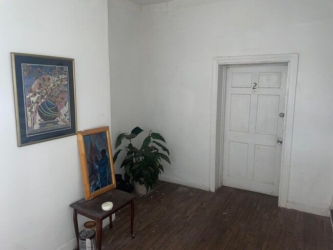 Photo - Two Bedroom Apartment Close to Downtown Ly...